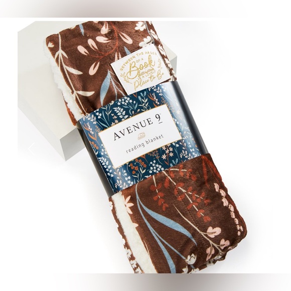 Cozy Sherpa Reading Blanket Throw - Picture 3 of 4